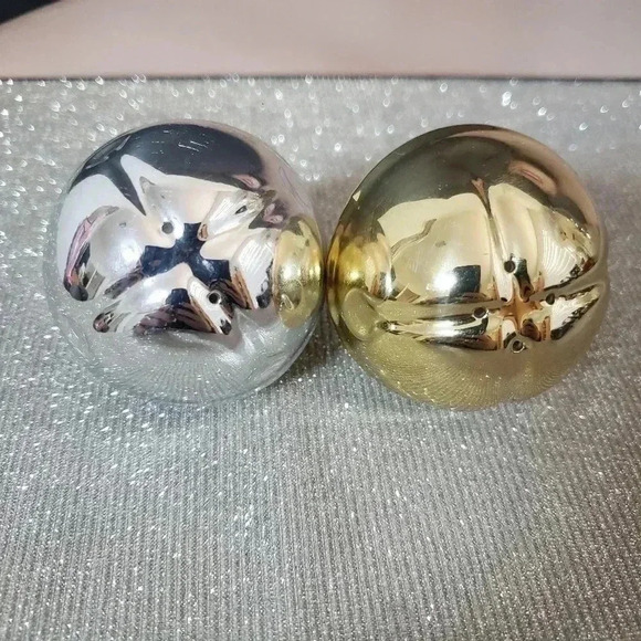 Gold and Silver Jingle Bells Ball Salt and Pepper Shakers - Picture 4 of 4